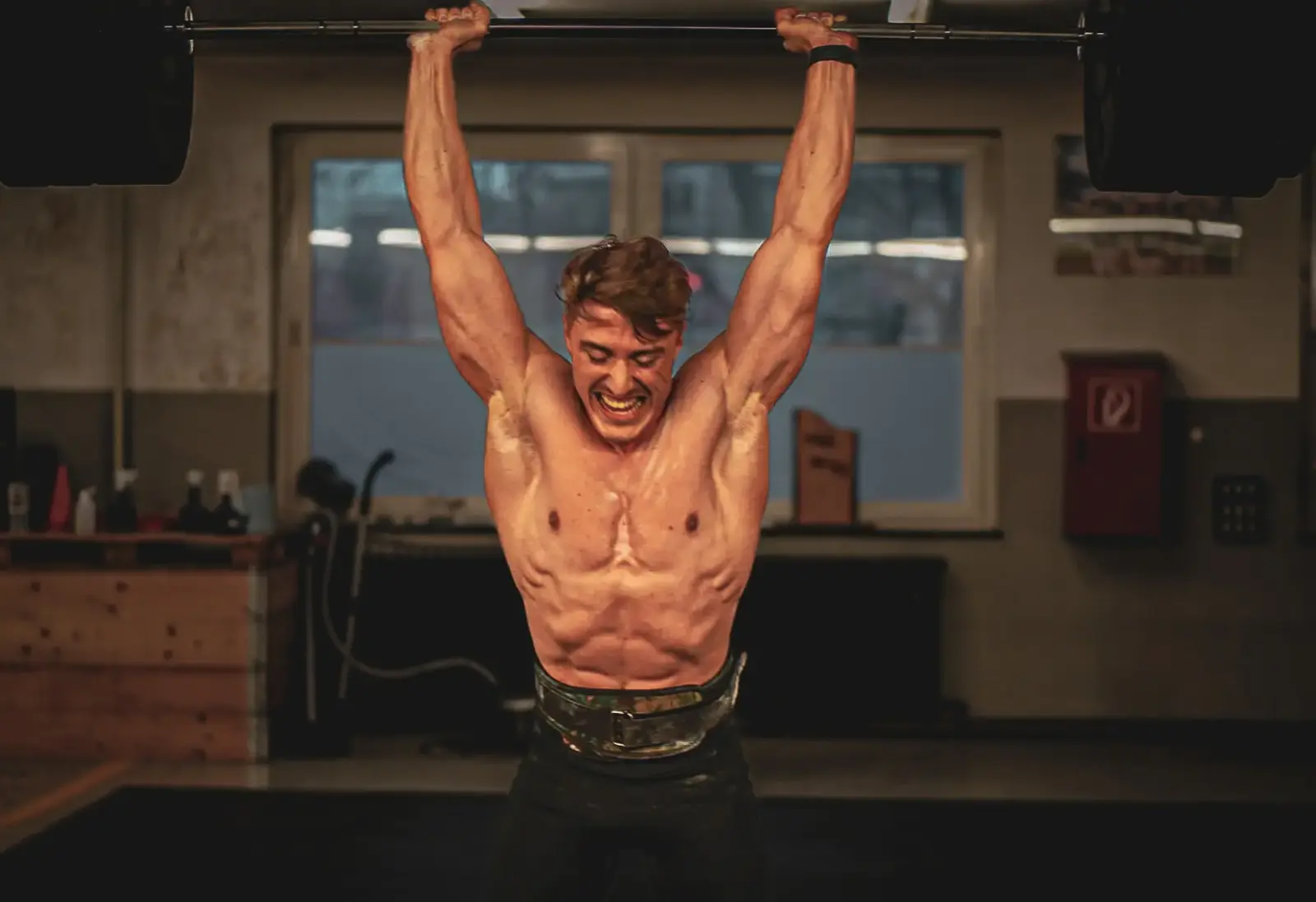 Klimmzüge oberkörperfrei – funktionelles Krafttraining