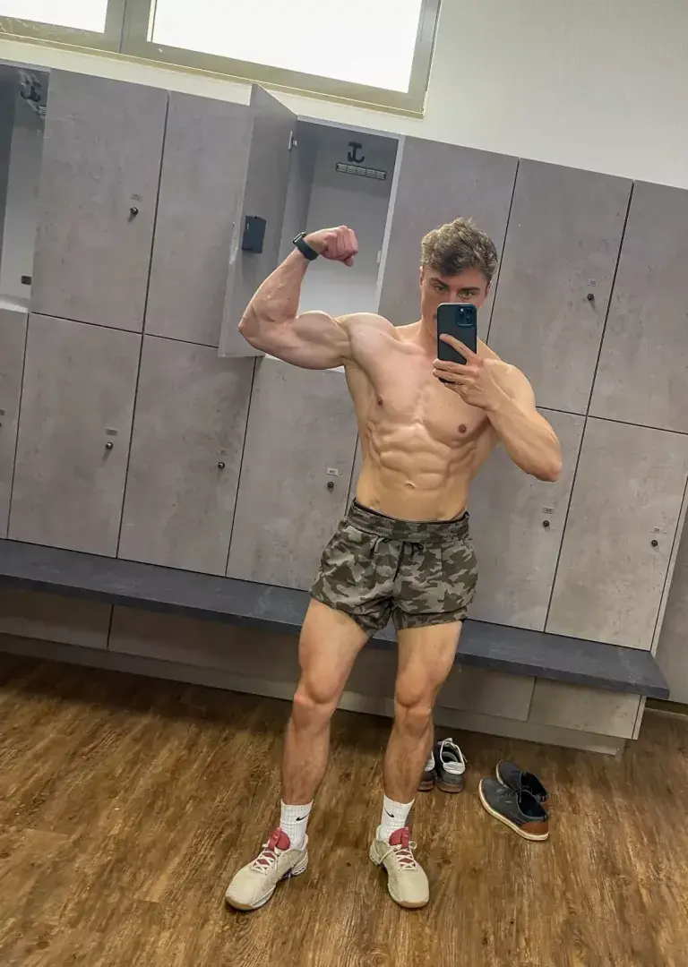Konstantin Straßel in der Umkleide – Fitness- und Krafttraining