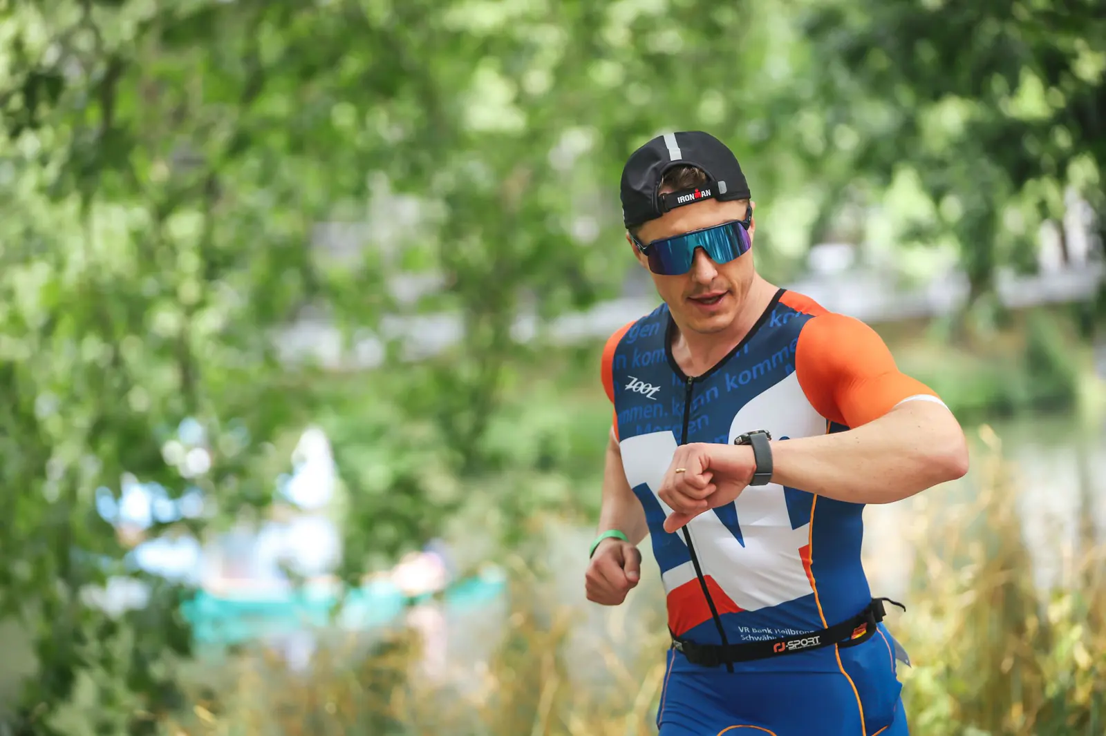 Triathlon Heilbronn: Blick auf die Laufuhr während des Laufs